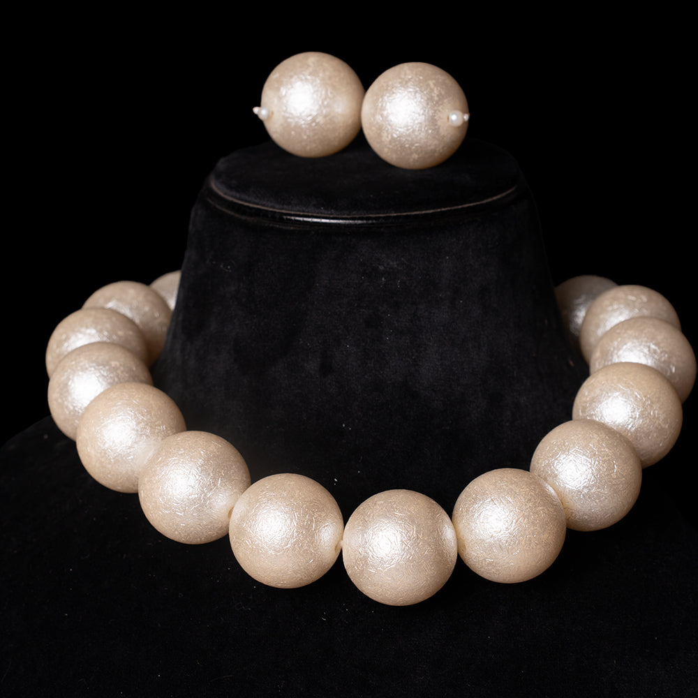 Textured Round Pearl Neckpiece