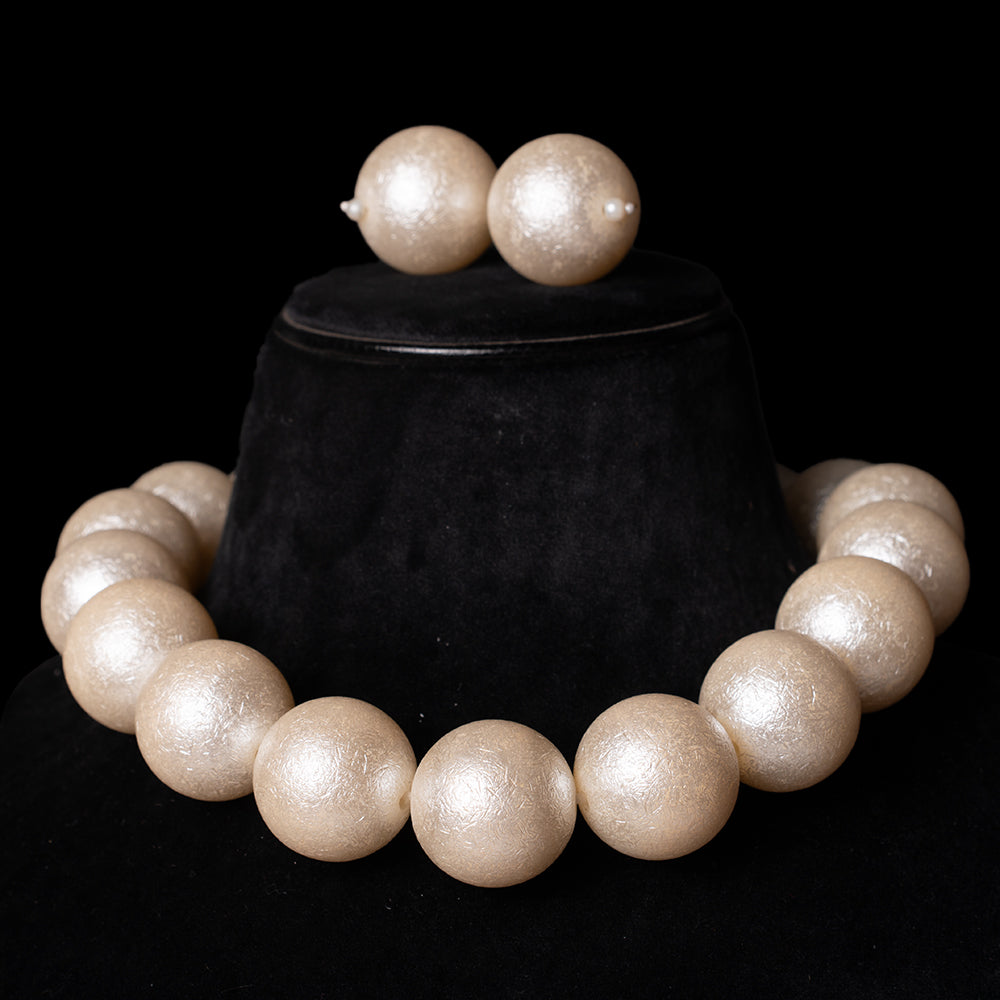 Textured Round Pearl Neckpiece